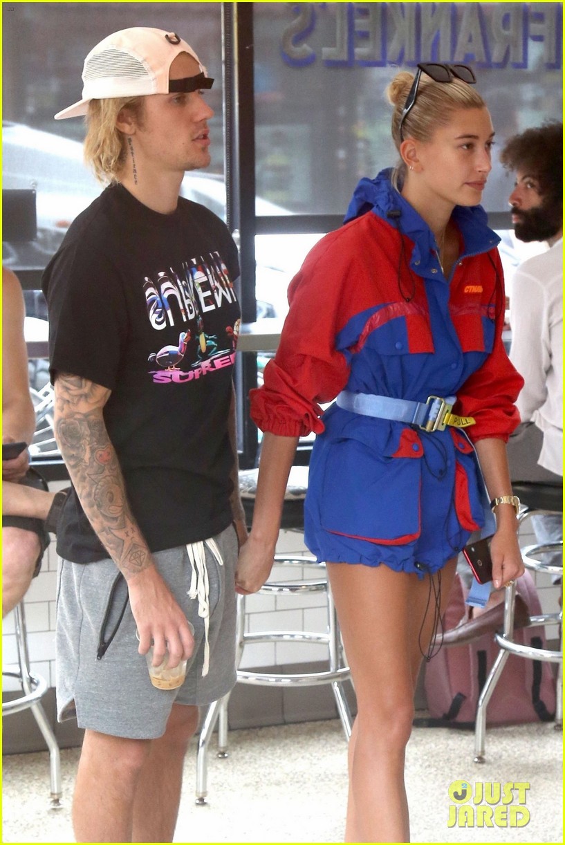 Justin Bieber Gives Hailey Baldwin a Sweet Kiss While Waiting for Lunch