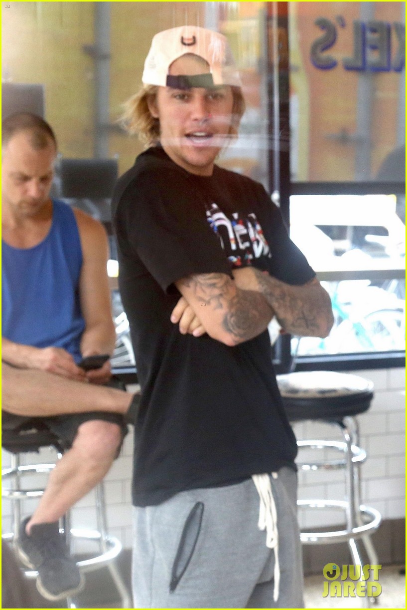 Justin Bieber Gives Hailey Baldwin a Sweet Kiss While Waiting for Lunch