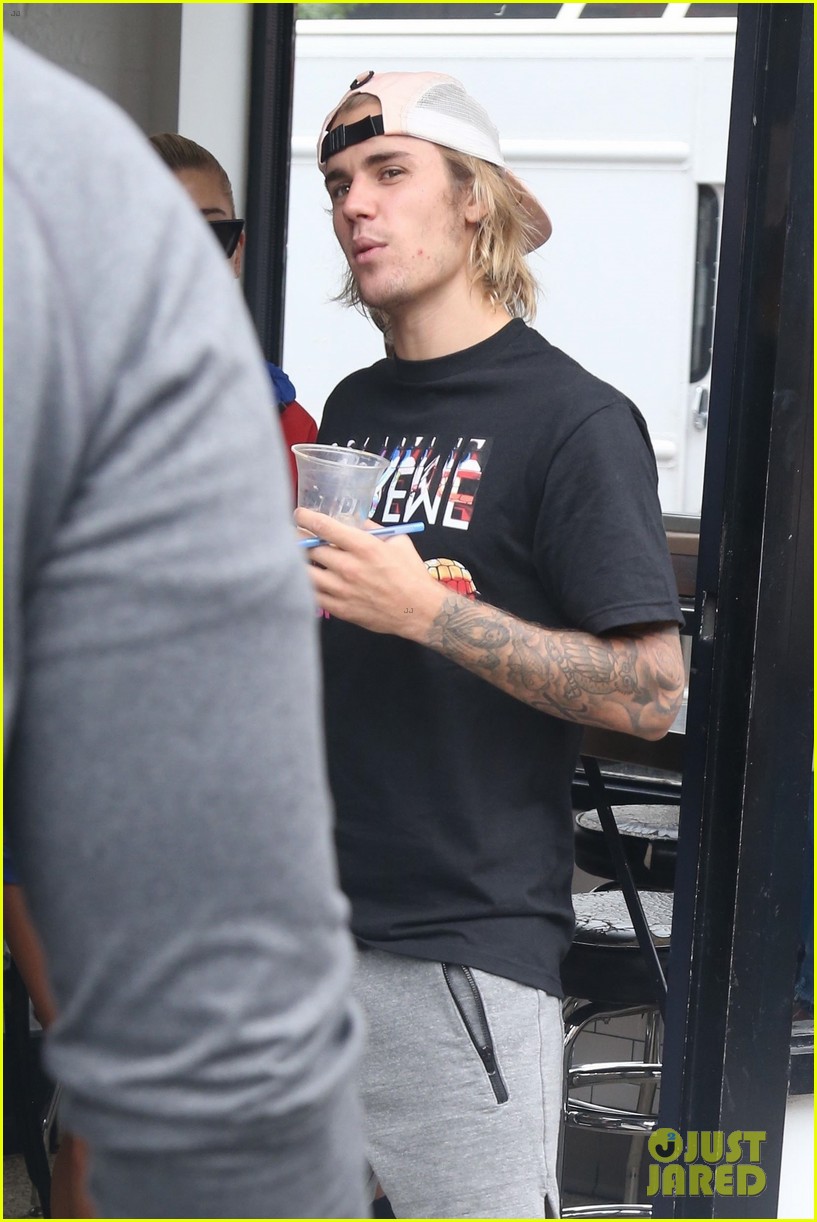 Justin Bieber Gives Hailey Baldwin a Sweet Kiss While Waiting for Lunch