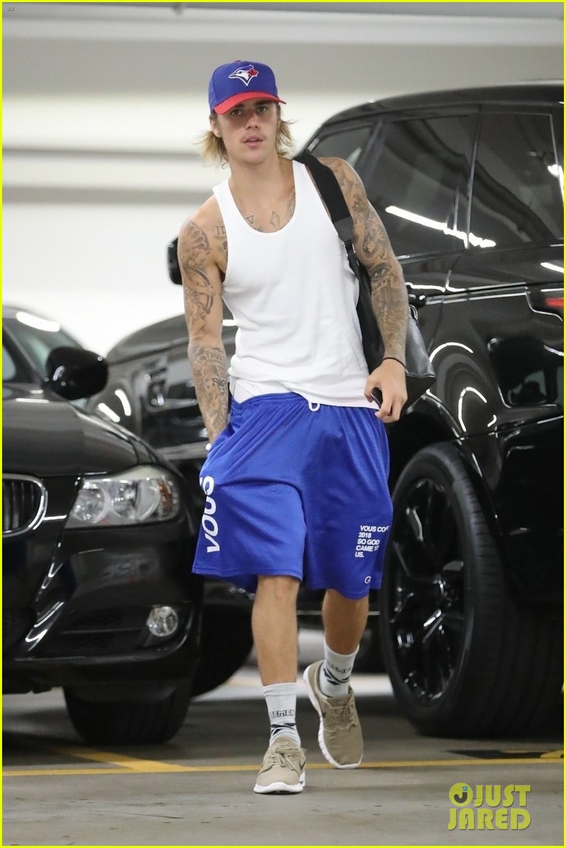 Justin Bieber Puts His Biceps on Display While Grabbing Breakfast in LA!