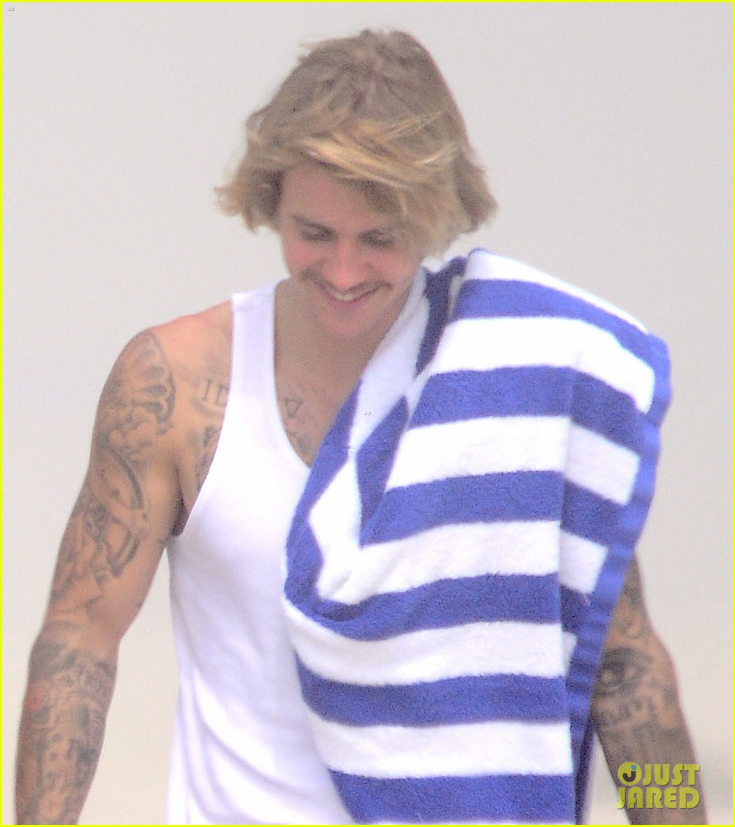 Justin Bieber Hits the Beach in the Hamptons with Hailey Baldwin!