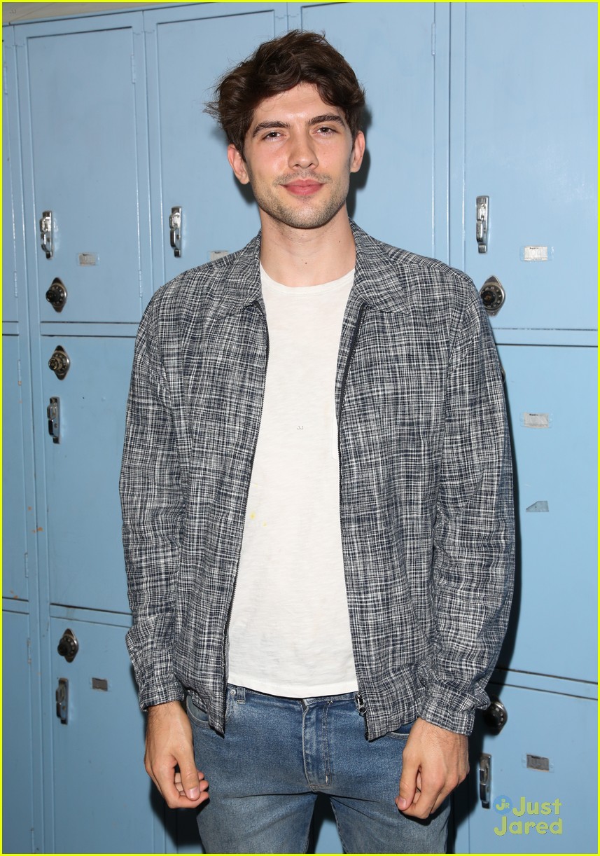 Joey King Goes Back To 'Eighth Grade' at Premiere in Los Angeles