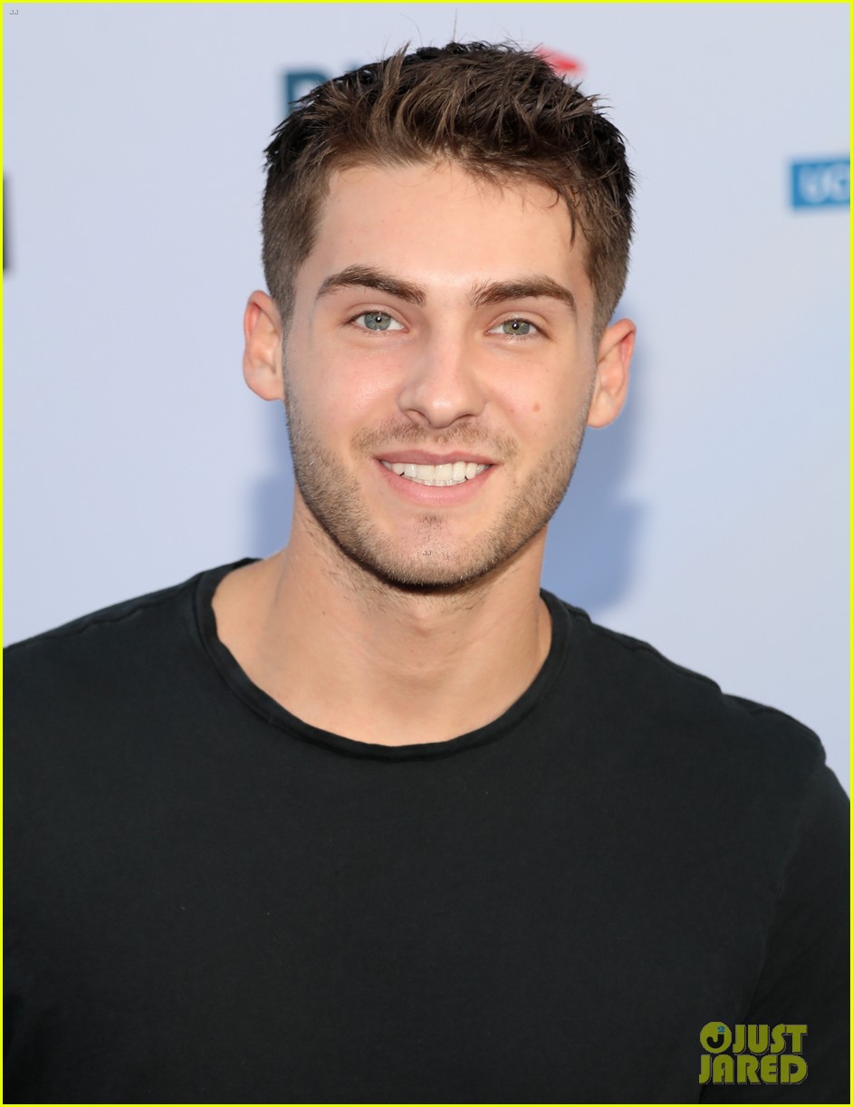 Sarah Hyland & Wells Adams Play Ping Pong for a Good Cause!