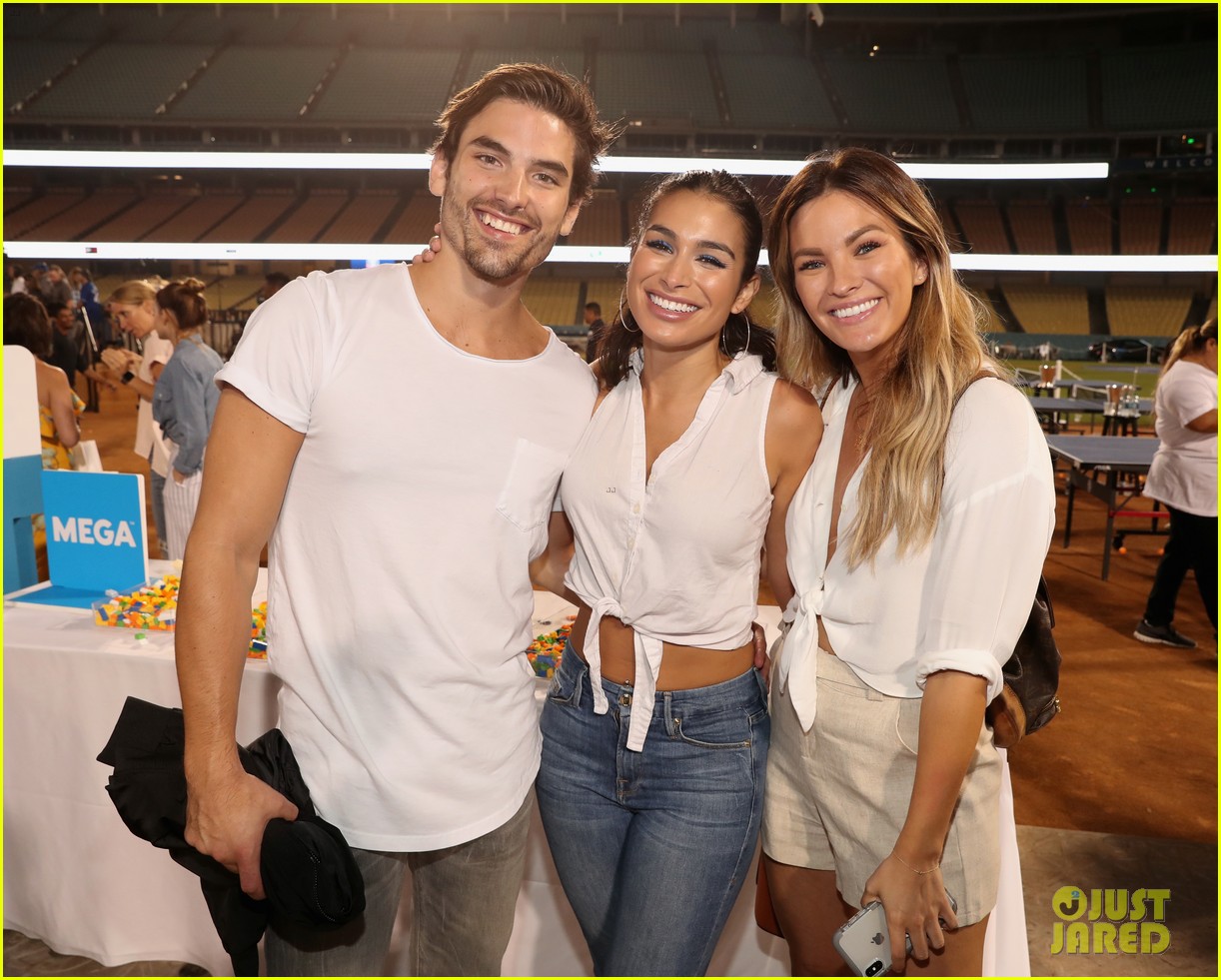 Sarah Hyland & Wells Adams Play Ping Pong for a Good Cause!