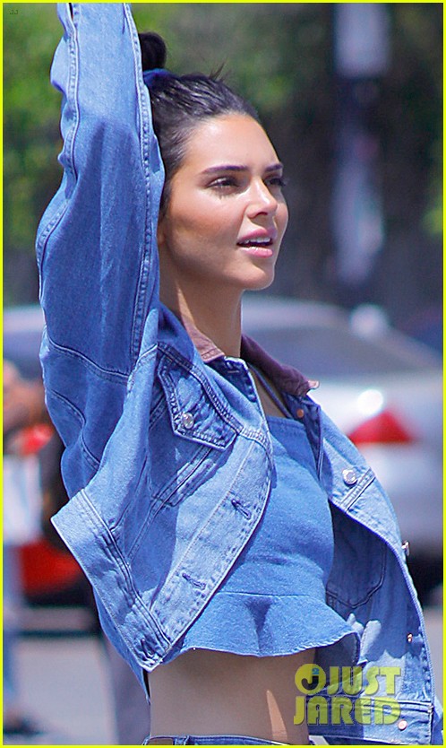 Kendall Jenner Hangs Out at the Park with Friends!