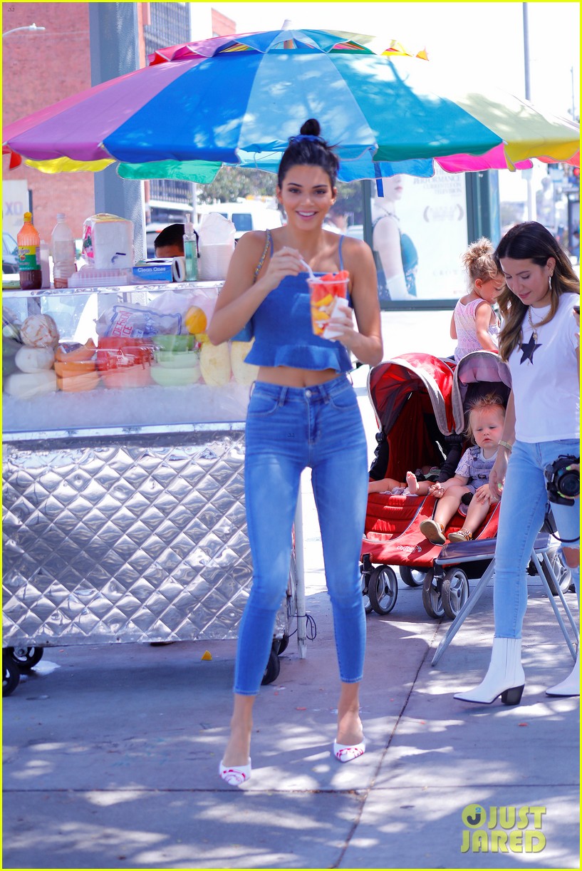 Kendall Jenner Hangs Out at the Park with Friends!