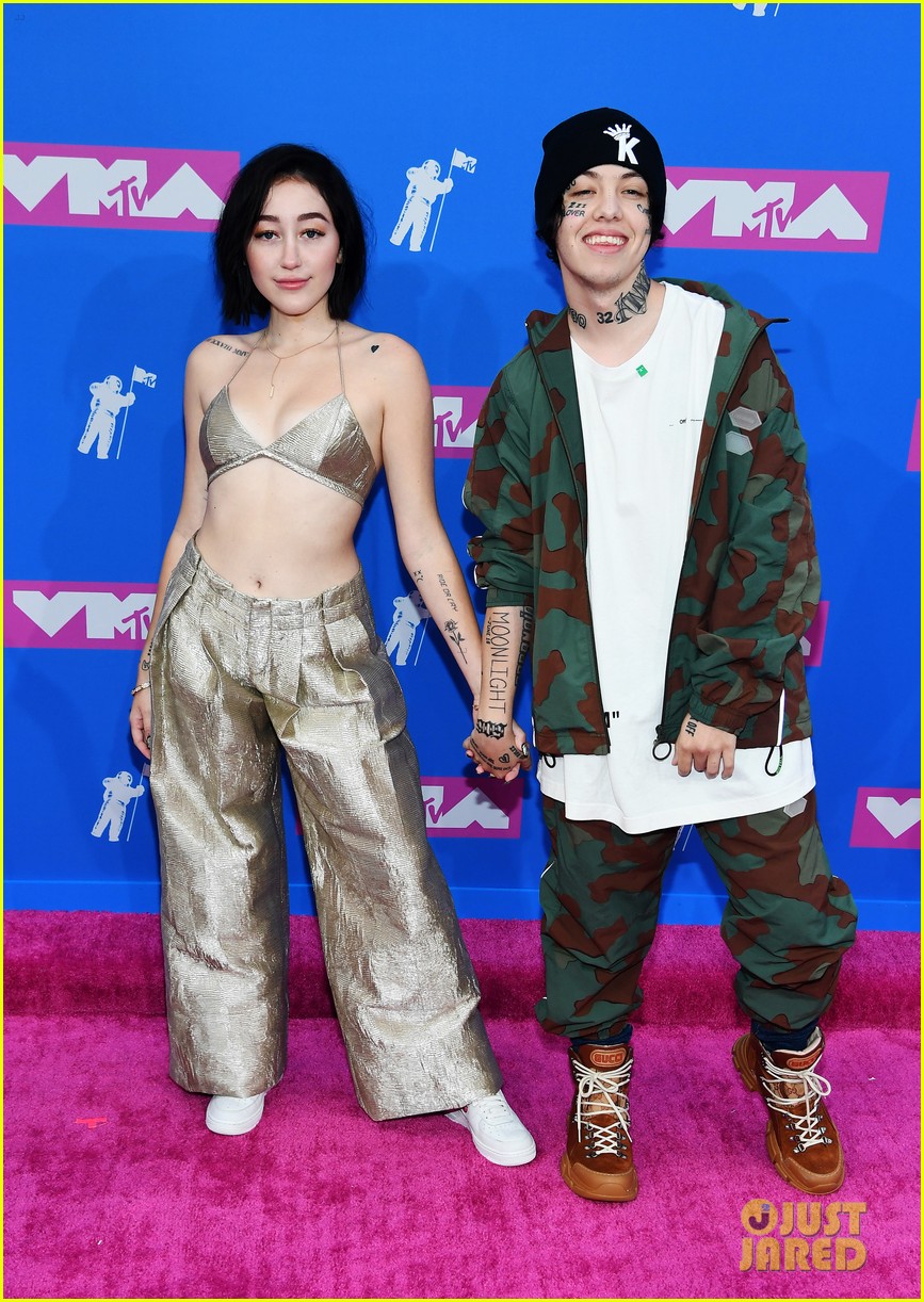 Noah Cyrus & Lil Xan Kiss at MTV VMAs 2018 Red Carpet