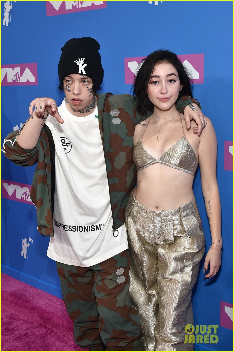 Noah Cyrus & Lil Xan Kiss at MTV VMAs 2018 Red Carpet
