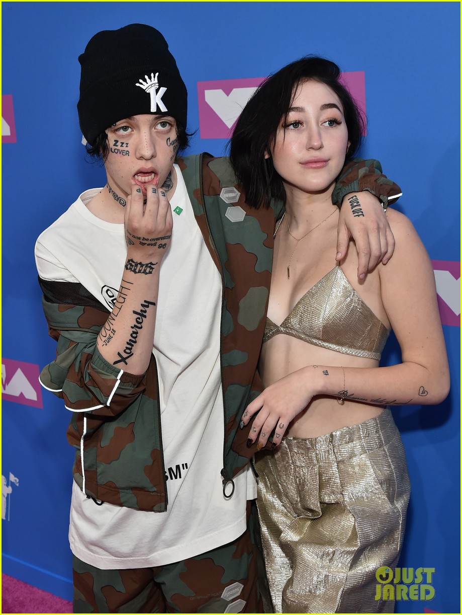 Noah Cyrus & Lil Xan Kiss at MTV VMAs 2018 Red Carpet