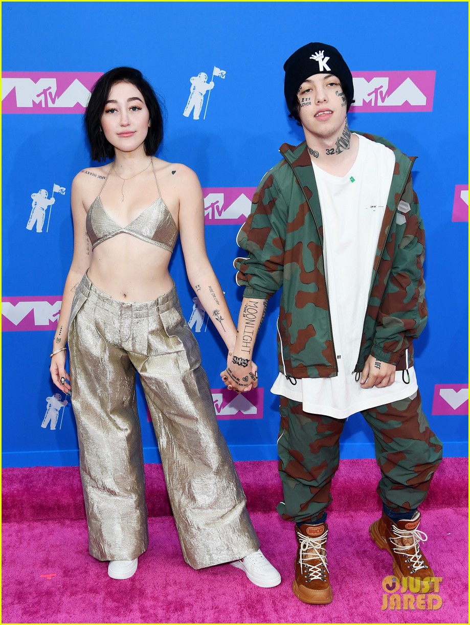 Noah Cyrus & Lil Xan Kiss at MTV VMAs 2018 Red Carpet