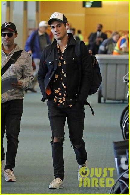 Riverdale's Cole Sprouse & KJ Apa Catch Their Flight Ahead of Teen Choice Awards 2018!