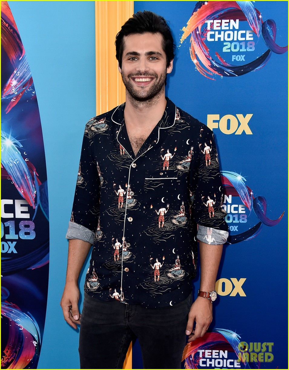 Katherine McNamara, Dominic Sherwood, & 'Shadowhunters' Cast Attend Teen Choice Awards 2018!