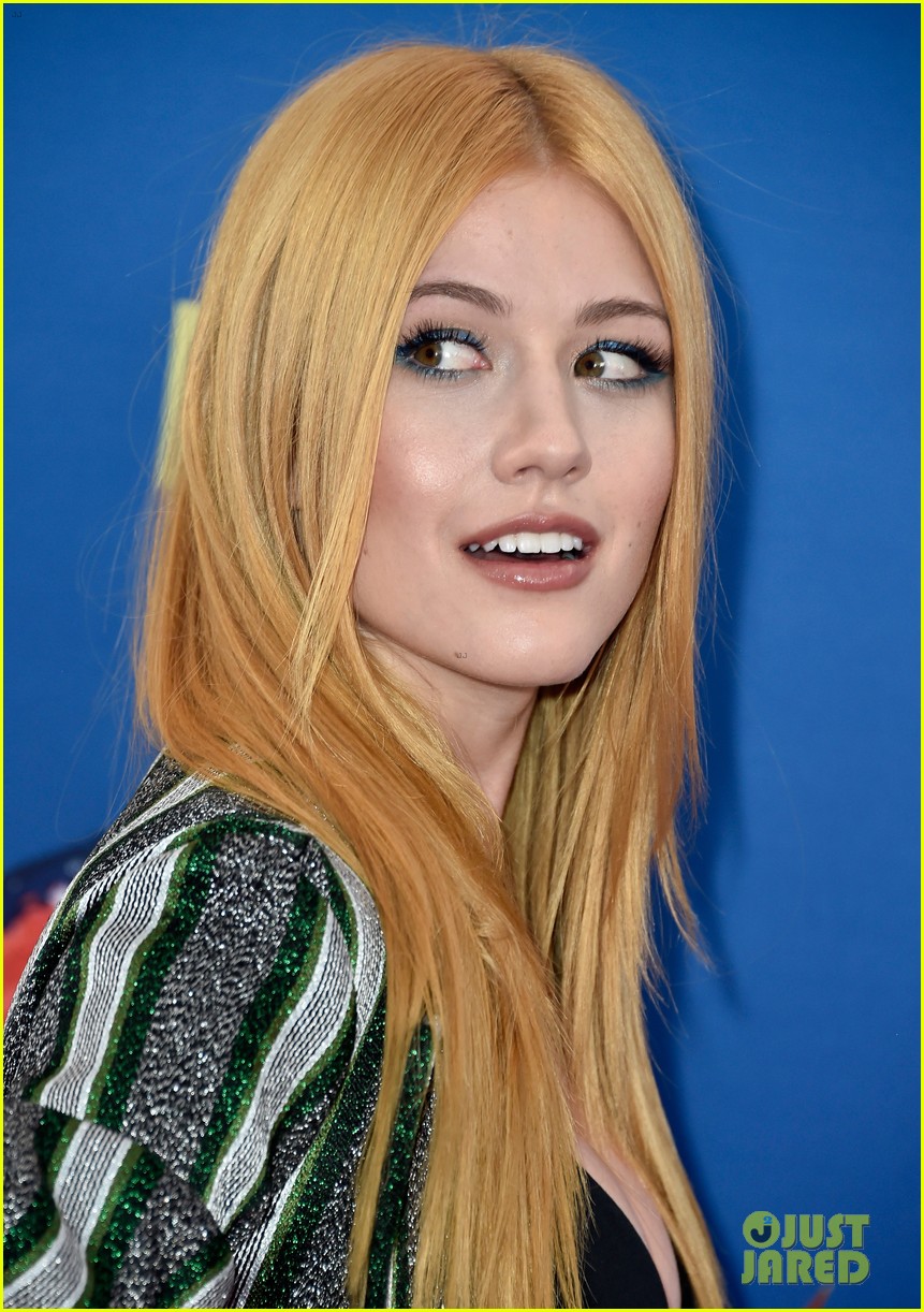 Katherine McNamara, Dominic Sherwood, & 'Shadowhunters' Cast Attend Teen Choice Awards 2018!