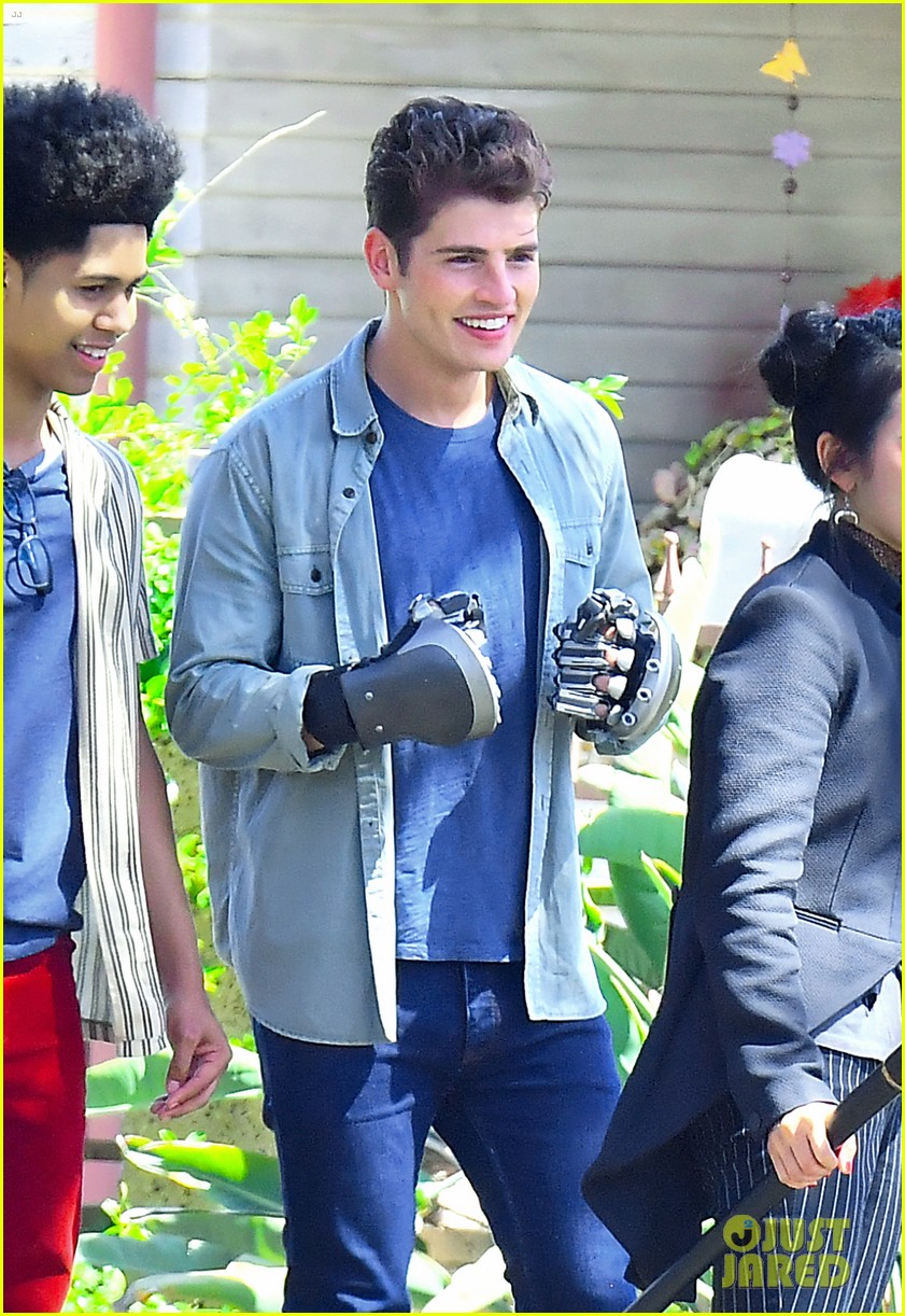 'Runaways' Cast Is Hard at Work on Season 2!