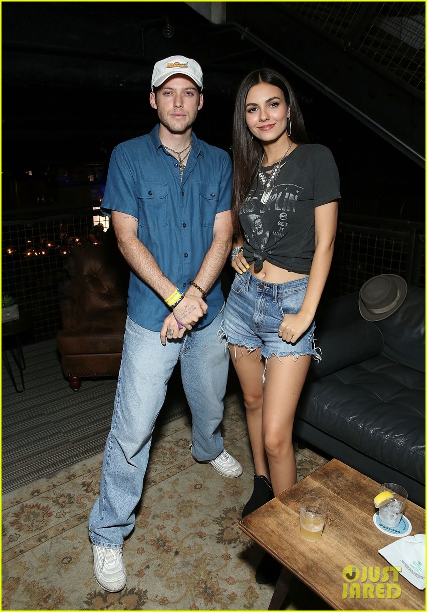 Victoria Justice & Reeve Carney Couple Up at Lollapalooza!