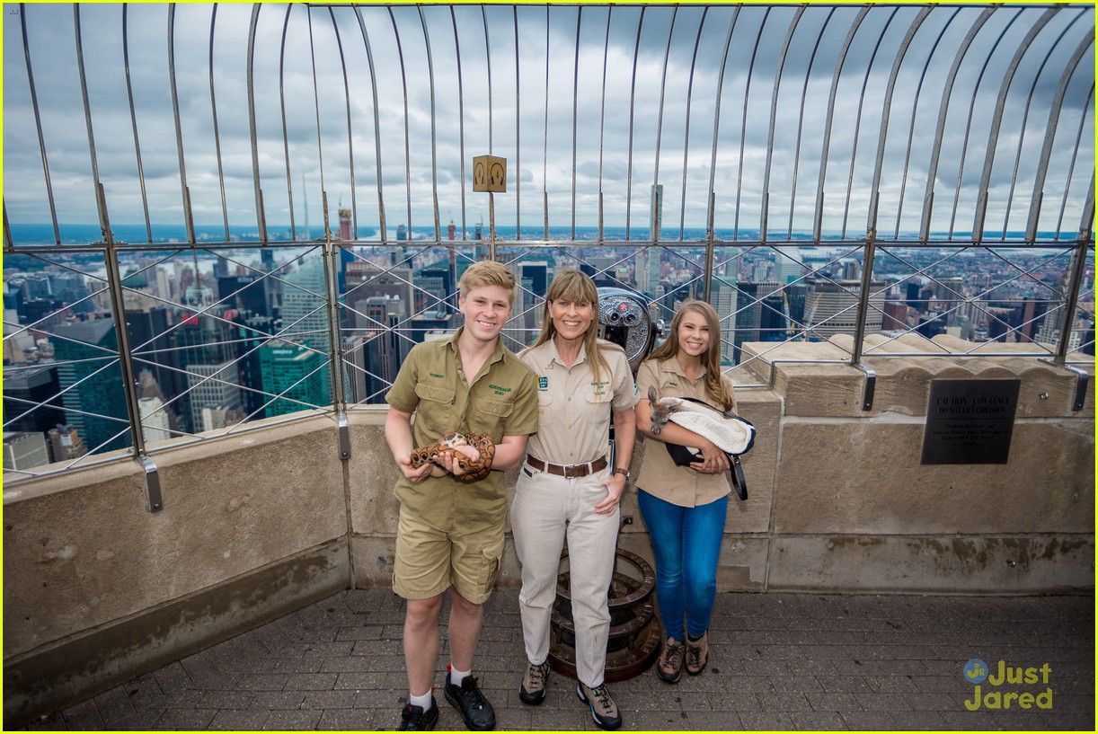 Bindi Irwin & Family Visit Empire State Building To Promote New Animal Planet Series