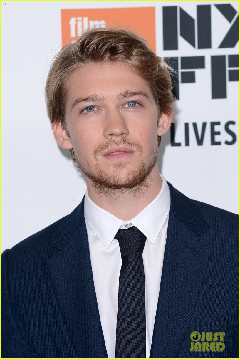 Taylor Swift Looks So Chic at 'The Favourite' Premiere with Joe Alwyn!