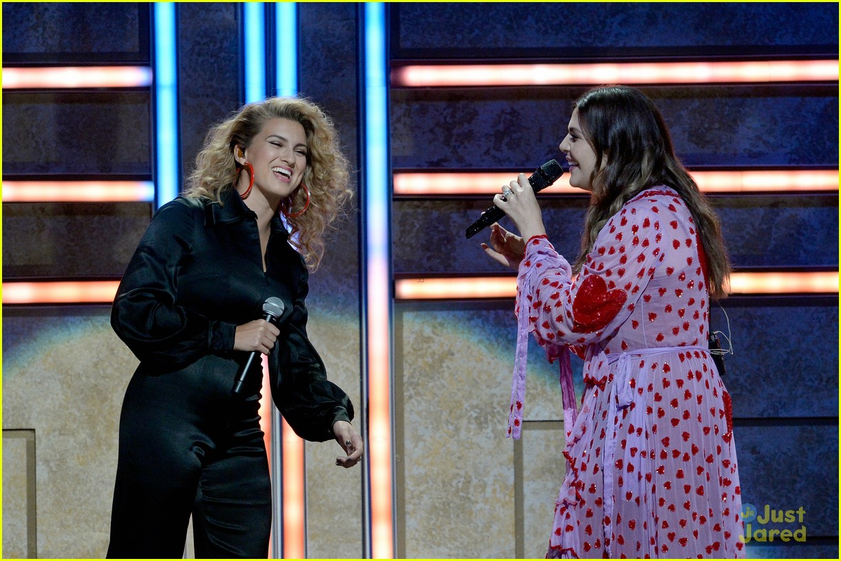Kelsea Ballerini Joins Danielle Bradbery & Tori Kelly at CMT Artists of the Year 2018