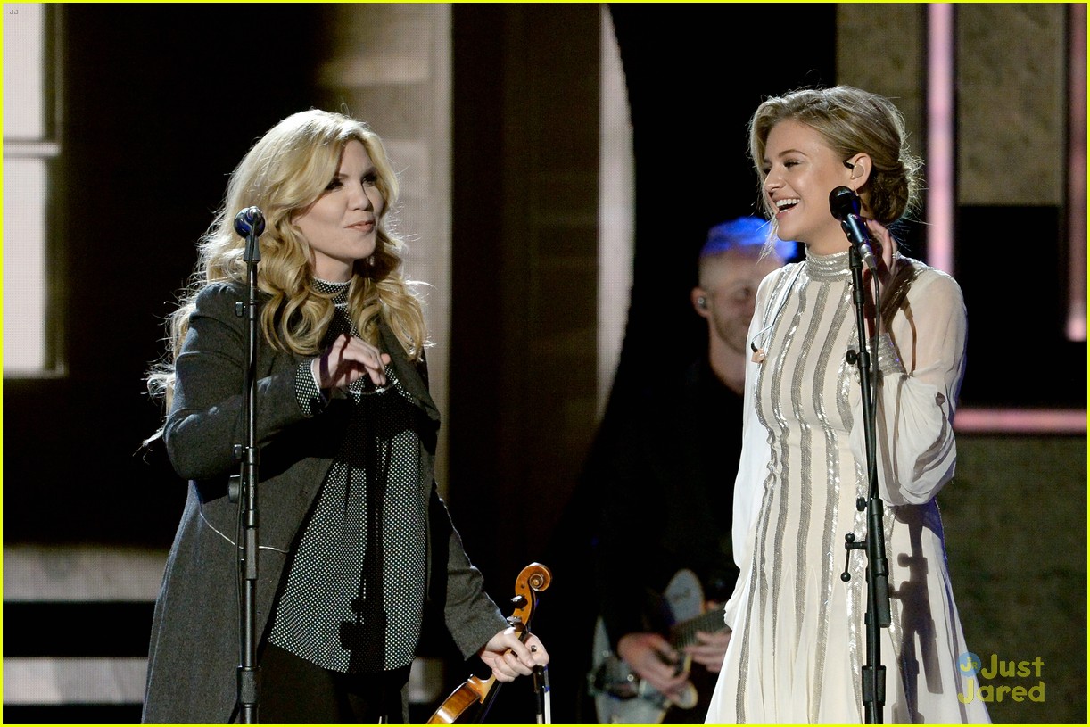 Kelsea Ballerini Joins Danielle Bradbery & Tori Kelly at CMT Artists of the Year 2018
