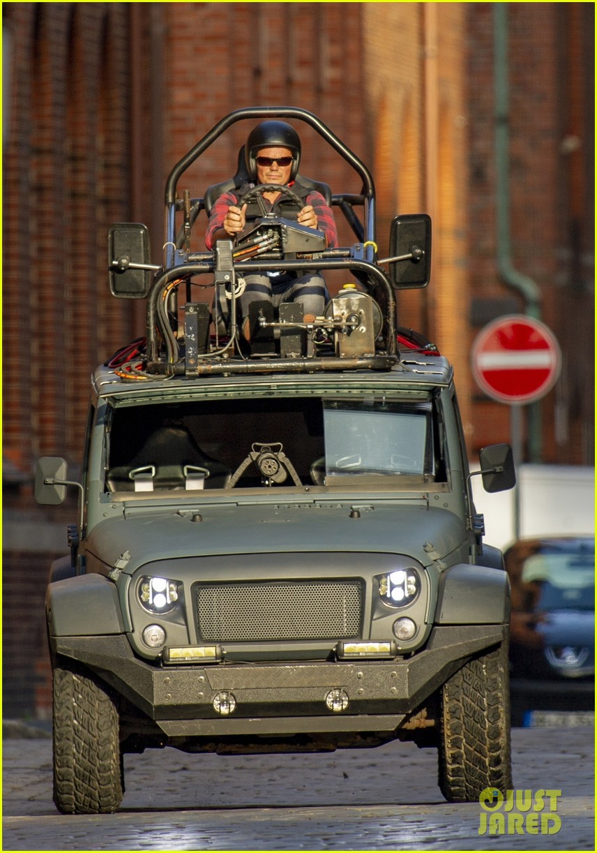 Noah Centineo Hangs with the Angels on 'Charlie's Angels' Set!
