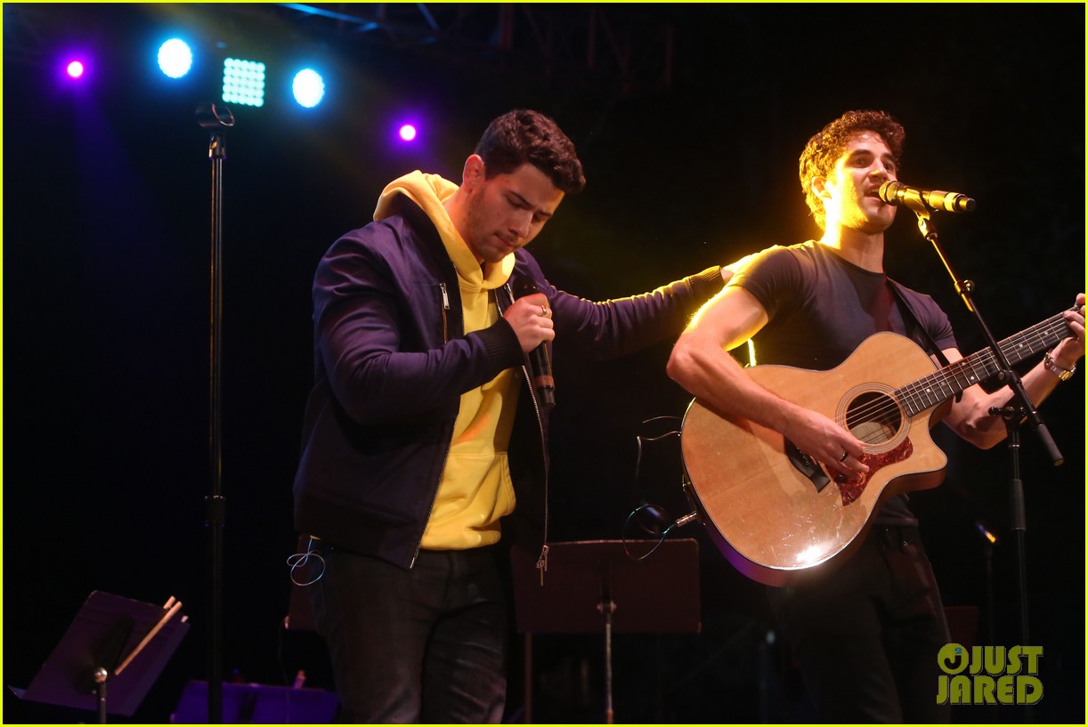 Nick Jonas & Darren Criss Do a Surprise Duet Together During Elsie Fest 2018!