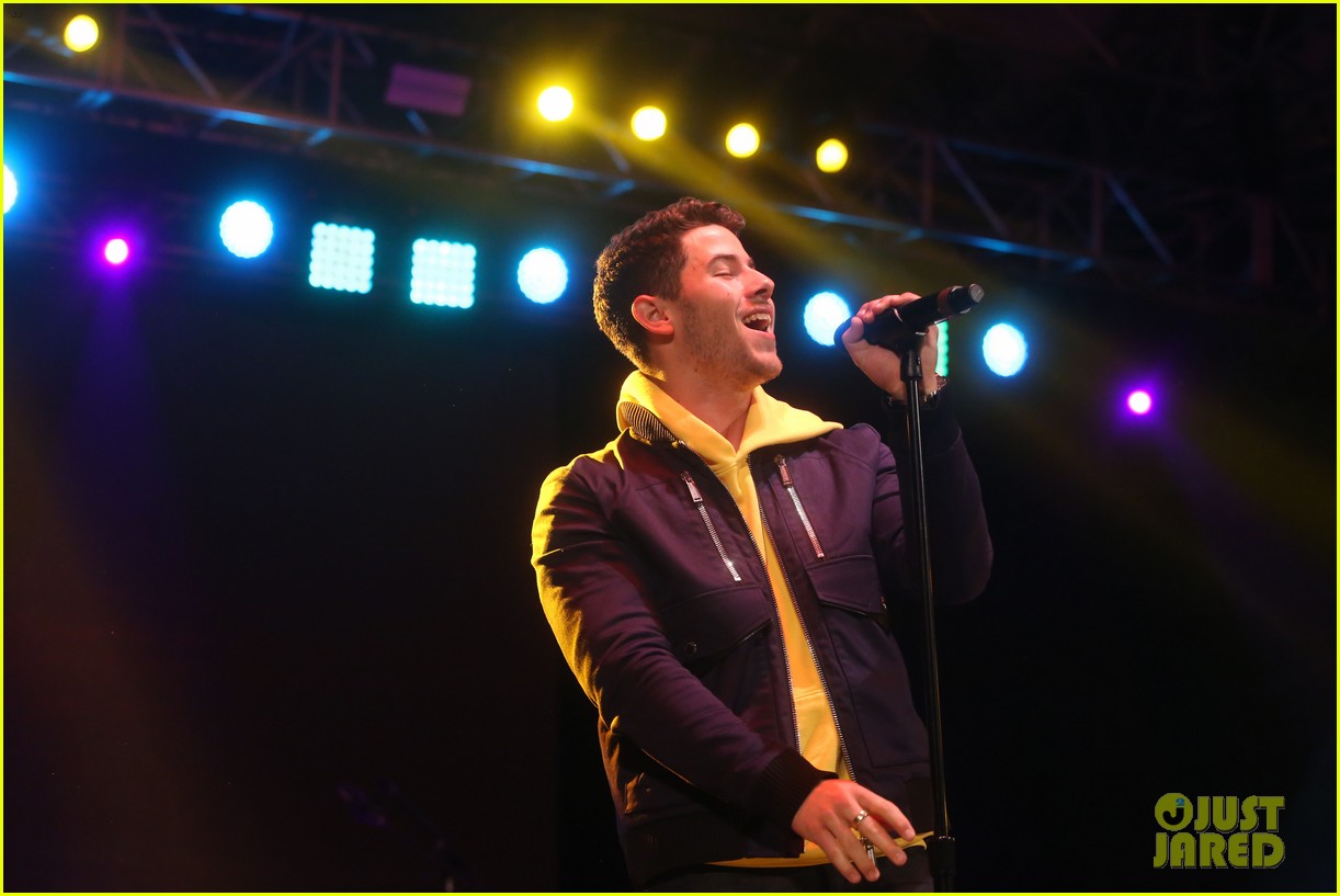 Nick Jonas & Darren Criss Do a Surprise Duet Together During Elsie Fest 2018!