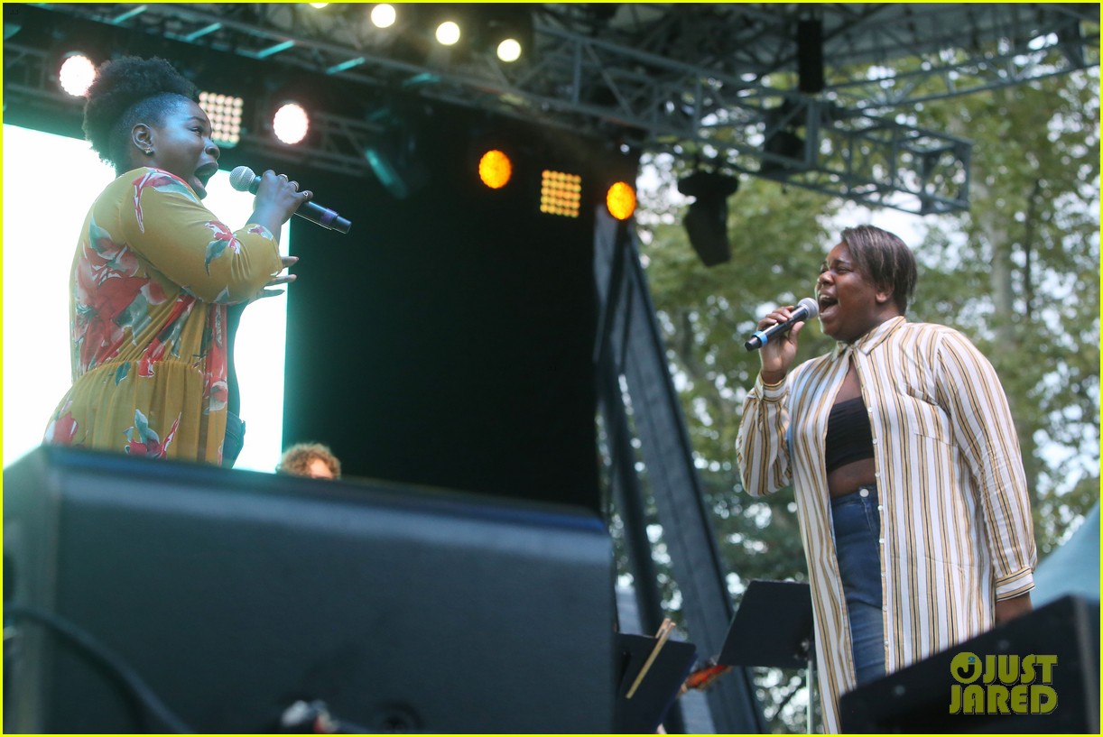 Nick Jonas & Darren Criss Do a Surprise Duet Together During Elsie Fest 2018!