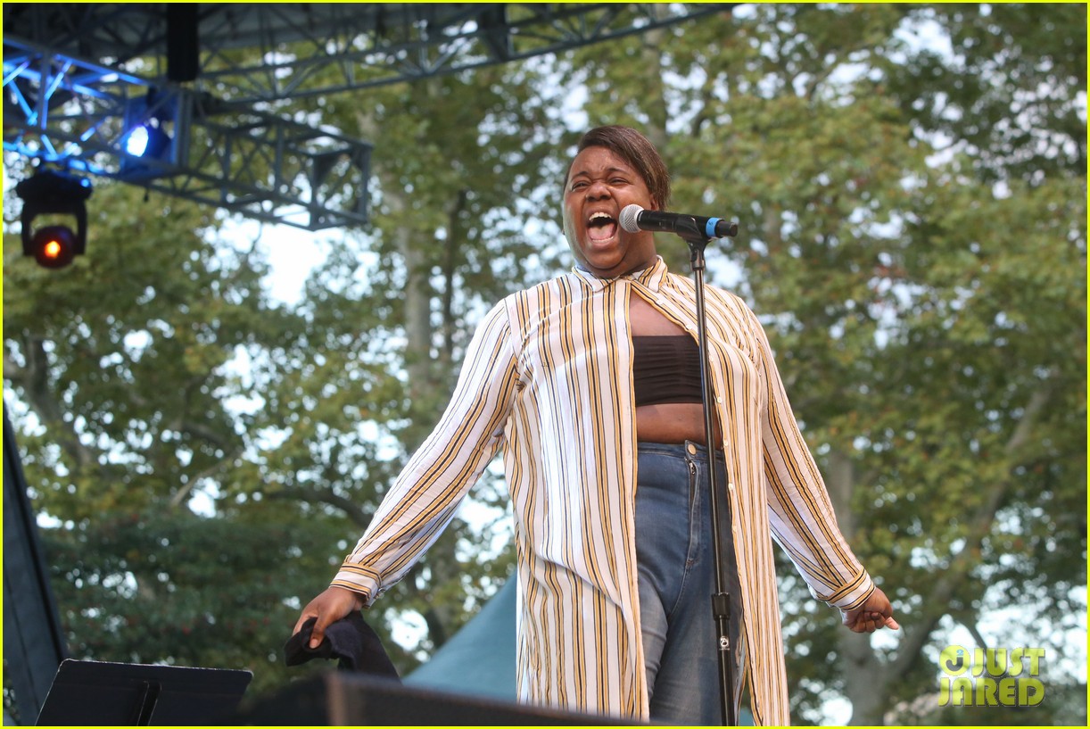 Nick Jonas & Darren Criss Do a Surprise Duet Together During Elsie Fest 2018!