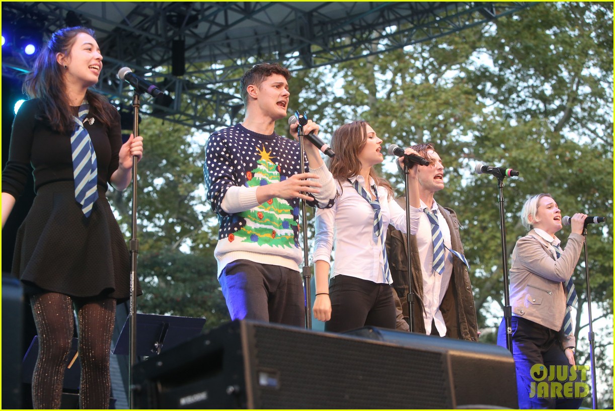Nick Jonas & Darren Criss Do a Surprise Duet Together During Elsie Fest 2018!