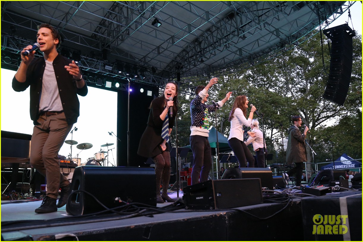 Nick Jonas & Darren Criss Do a Surprise Duet Together During Elsie Fest 2018!