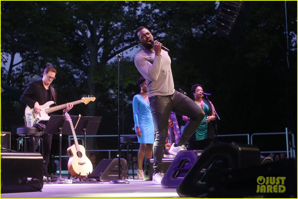 Nick Jonas & Darren Criss Do a Surprise Duet Together During Elsie Fest 2018!