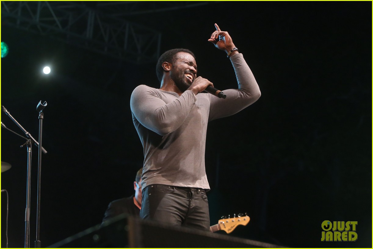 Nick Jonas & Darren Criss Do a Surprise Duet Together During Elsie Fest 2018!