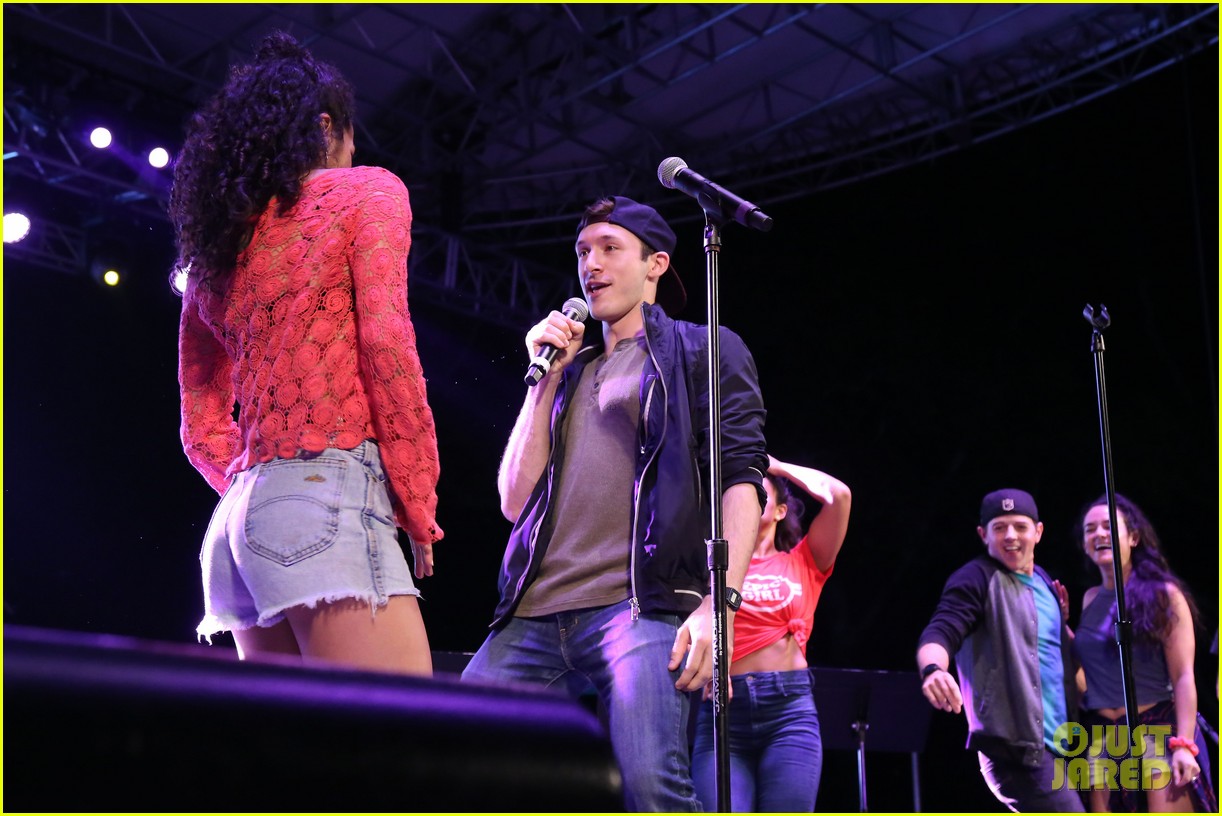 Nick Jonas & Darren Criss Do a Surprise Duet Together During Elsie Fest 2018!