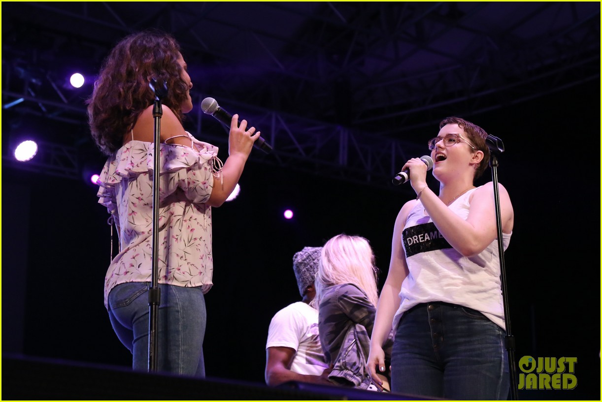 Nick Jonas & Darren Criss Do a Surprise Duet Together During Elsie Fest 2018!