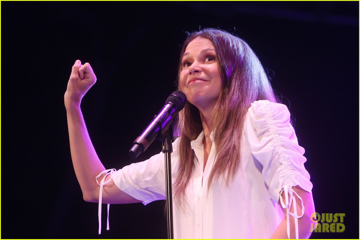 Nick Jonas & Darren Criss Do a Surprise Duet Together During Elsie Fest 2018!
