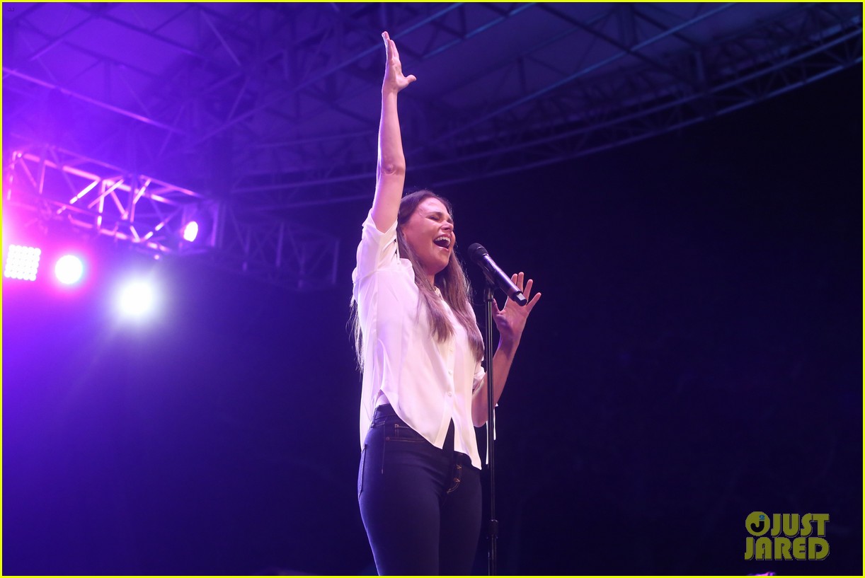 Nick Jonas & Darren Criss Do a Surprise Duet Together During Elsie Fest 2018!