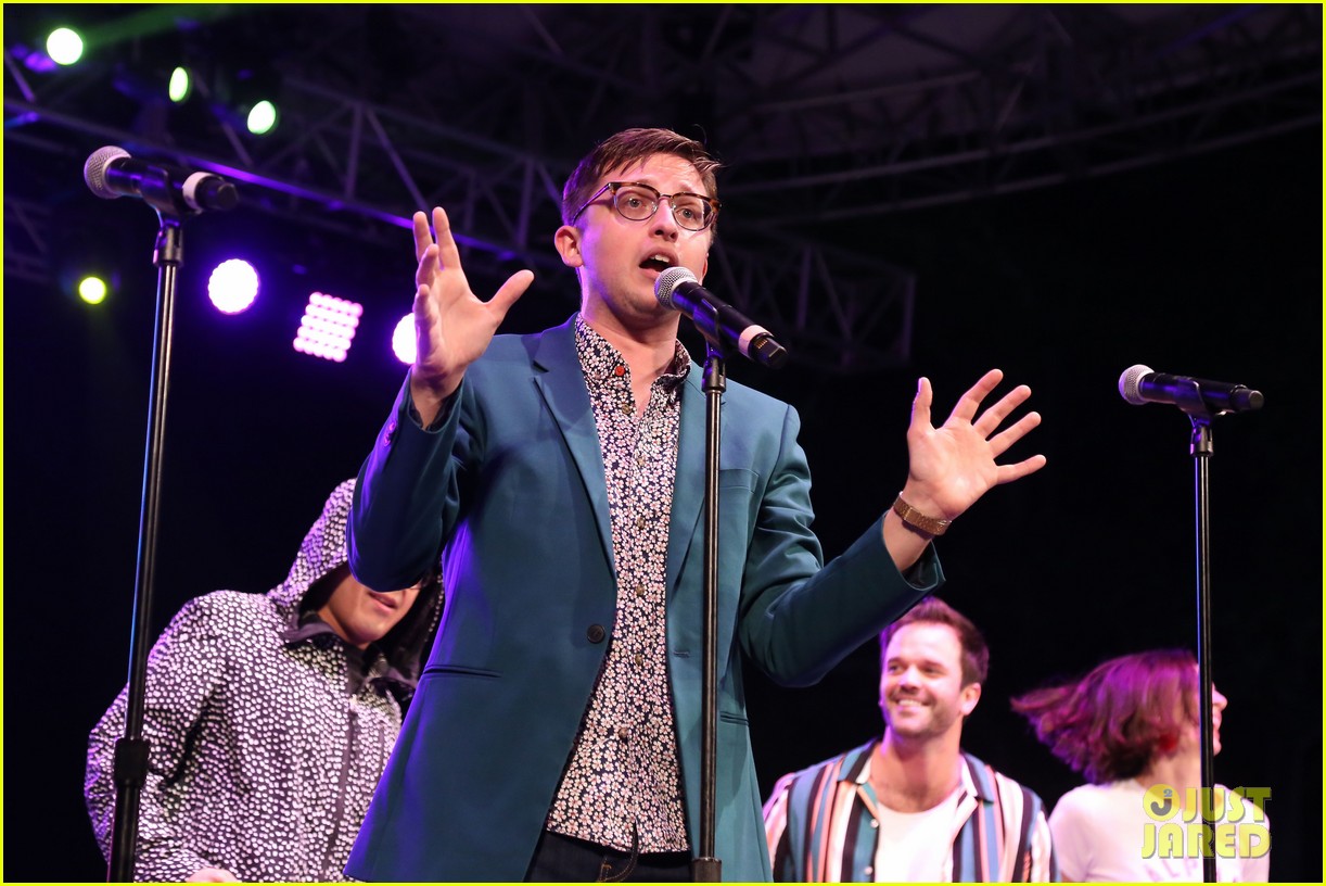 Nick Jonas & Darren Criss Do a Surprise Duet Together During Elsie Fest 2018!