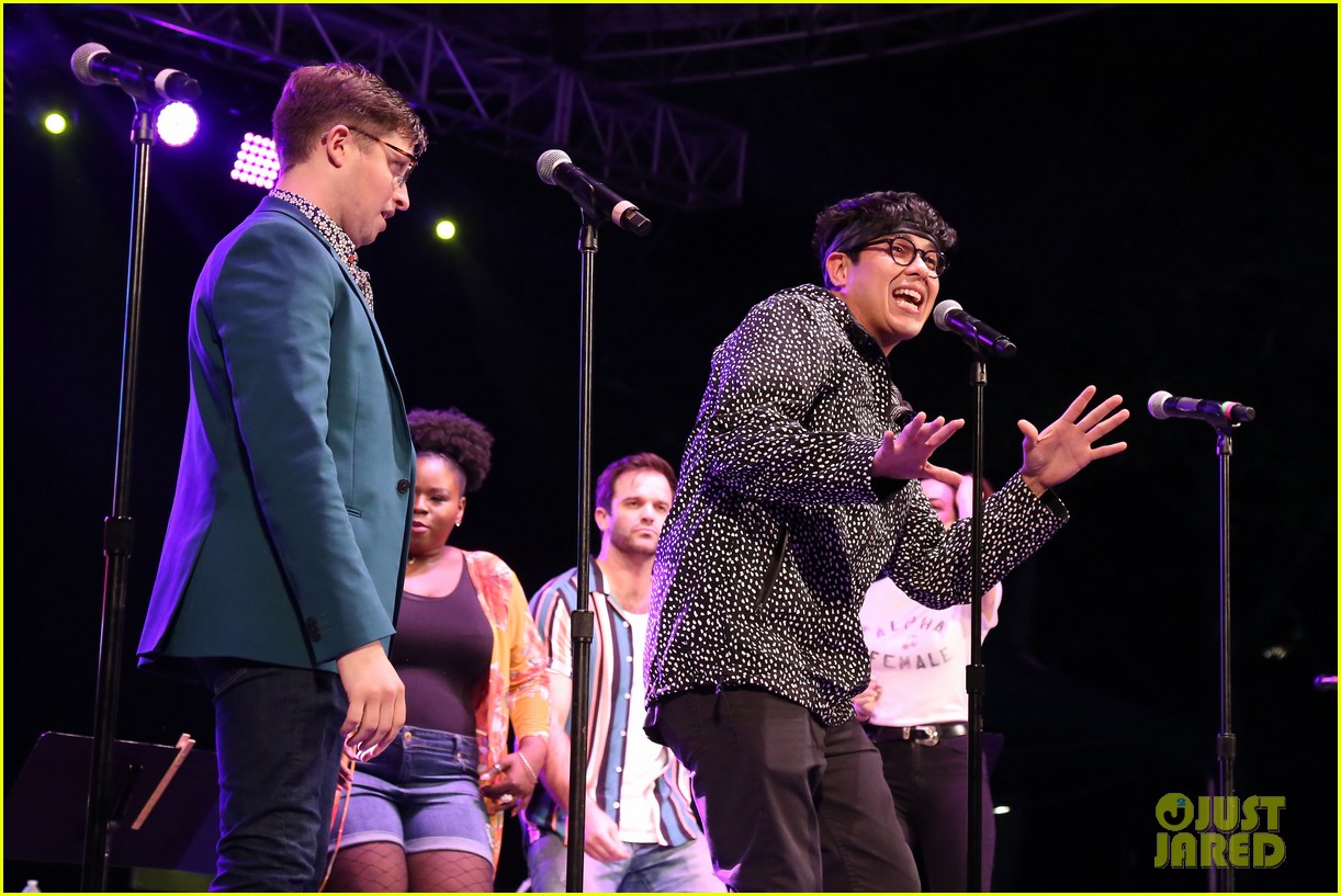 Nick Jonas & Darren Criss Do a Surprise Duet Together During Elsie Fest 2018!