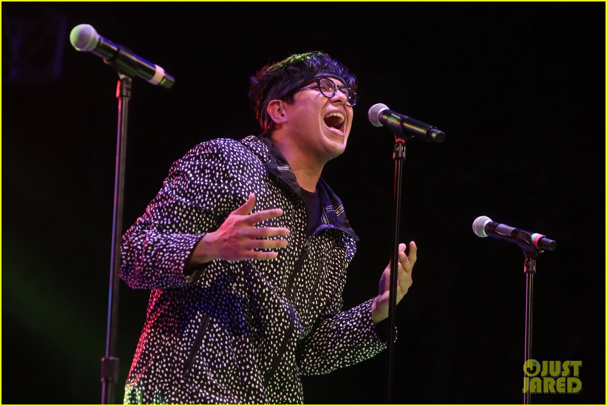 Nick Jonas & Darren Criss Do a Surprise Duet Together During Elsie Fest 2018!