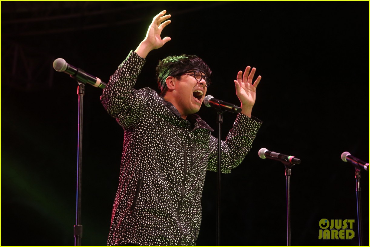 Nick Jonas & Darren Criss Do a Surprise Duet Together During Elsie Fest 2018!