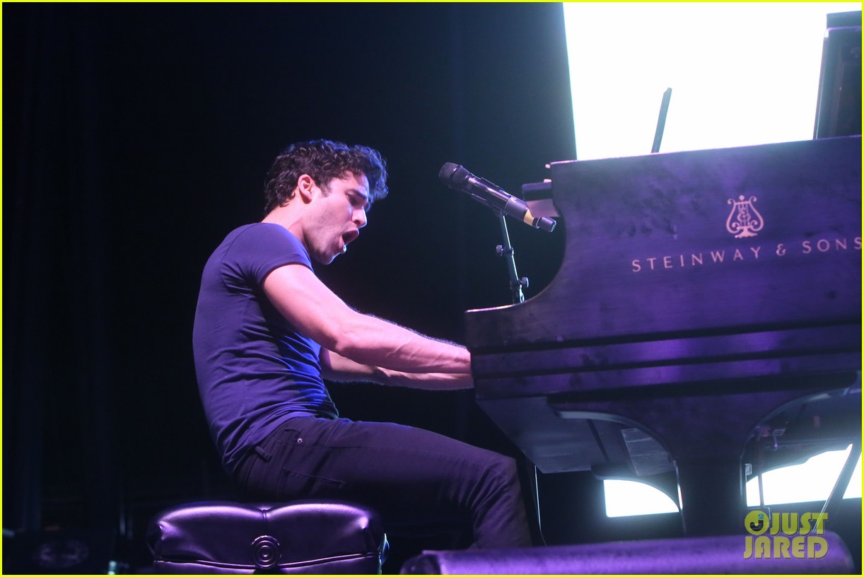 Nick Jonas & Darren Criss Do a Surprise Duet Together During Elsie Fest 2018!