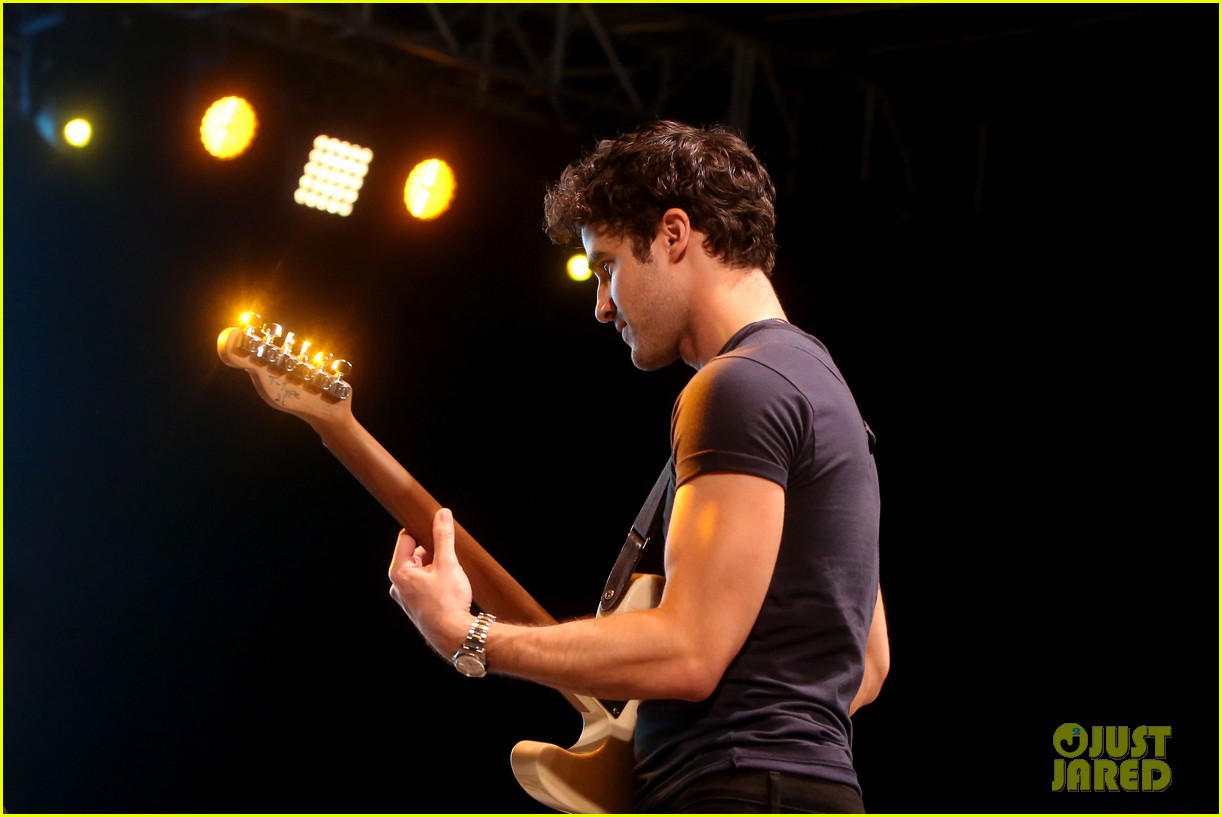 Nick Jonas & Darren Criss Do a Surprise Duet Together During Elsie Fest 2018!