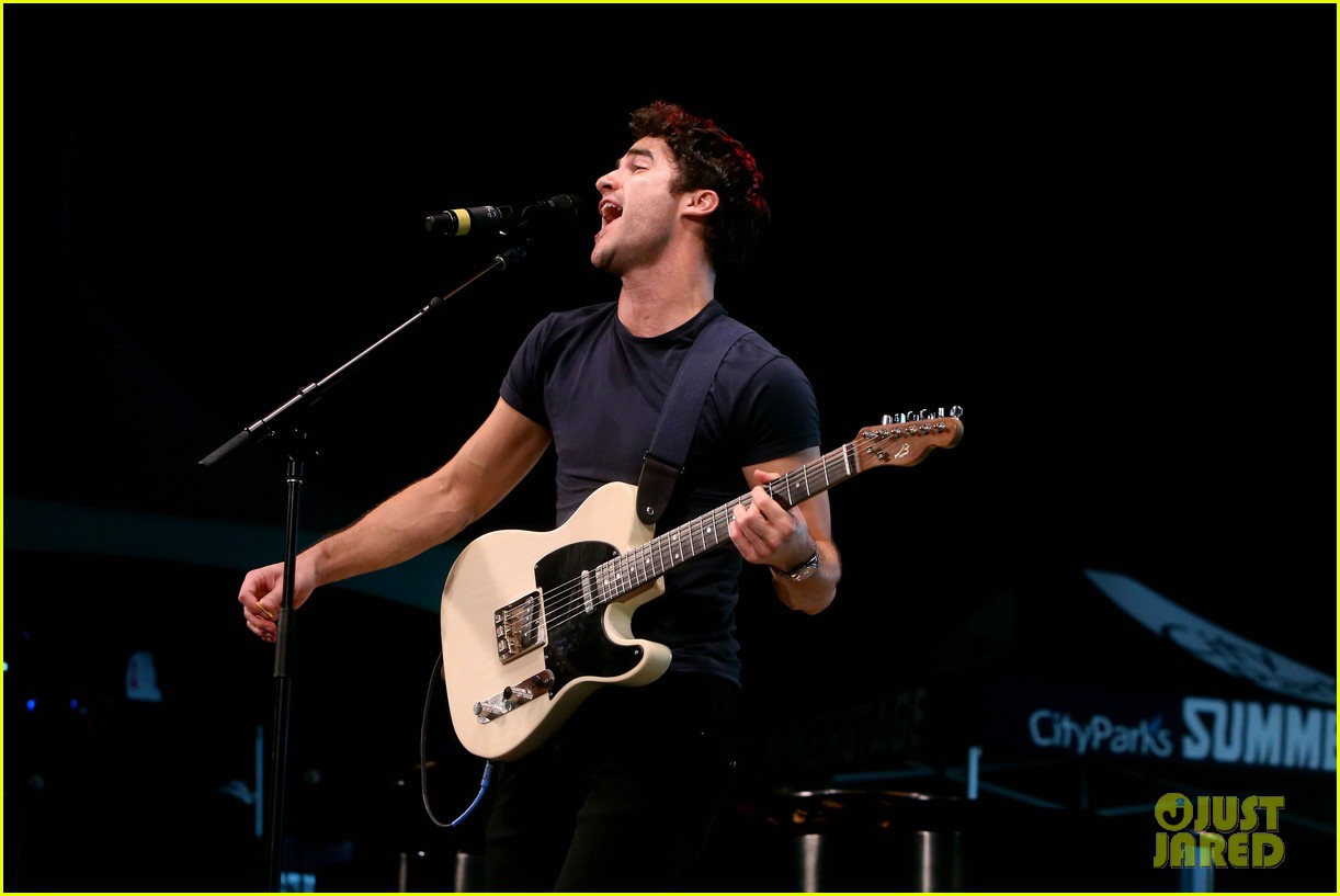 Nick Jonas & Darren Criss Do a Surprise Duet Together During Elsie Fest 2018!