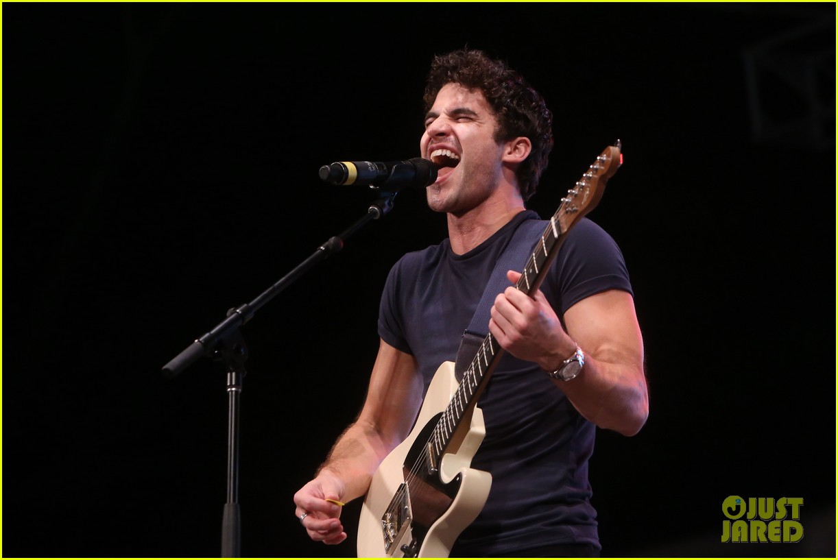Nick Jonas & Darren Criss Do a Surprise Duet Together During Elsie Fest 2018!