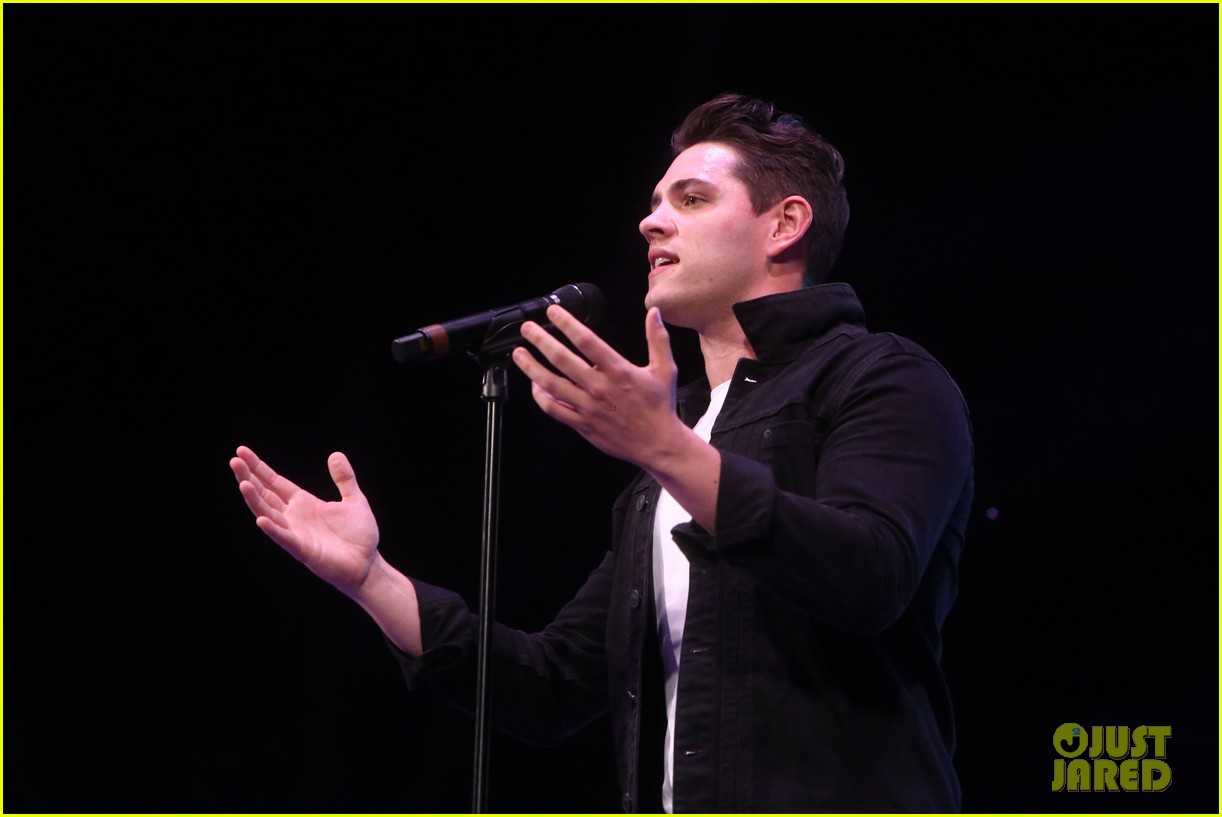 Nick Jonas & Darren Criss Do a Surprise Duet Together During Elsie Fest 2018!