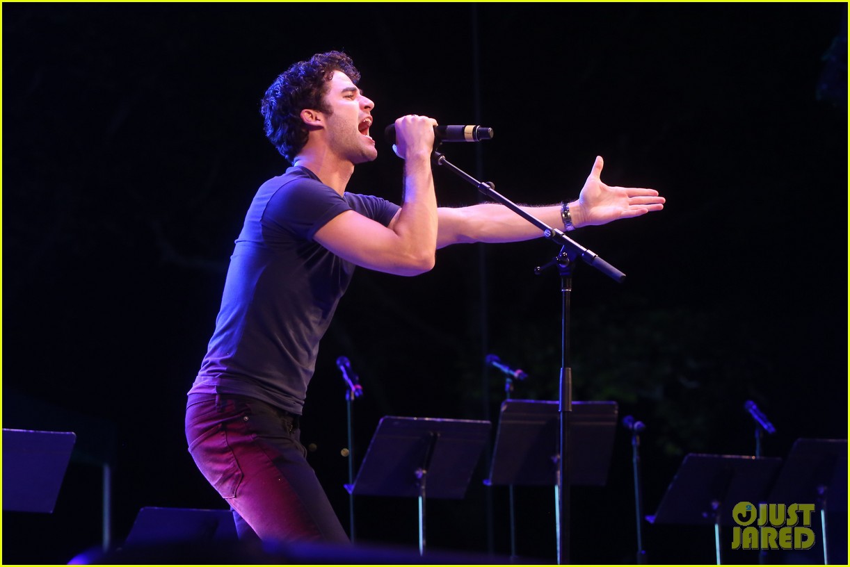 Nick Jonas & Darren Criss Do a Surprise Duet Together During Elsie Fest 2018!