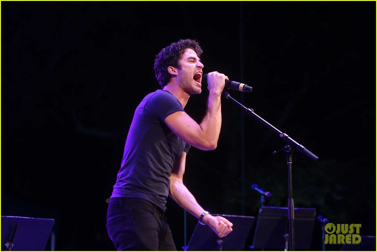 Nick Jonas & Darren Criss Do a Surprise Duet Together During Elsie Fest 2018!
