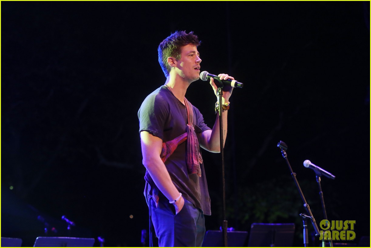 Nick Jonas & Darren Criss Do a Surprise Duet Together During Elsie Fest 2018!