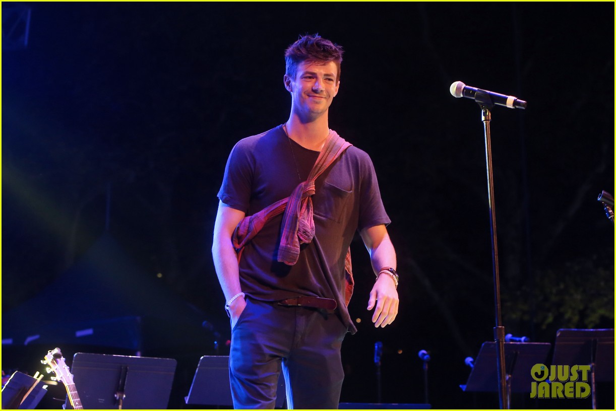 Nick Jonas & Darren Criss Do a Surprise Duet Together During Elsie Fest 2018!