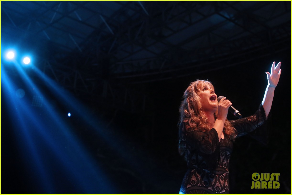 Nick Jonas & Darren Criss Do a Surprise Duet Together During Elsie Fest 2018!